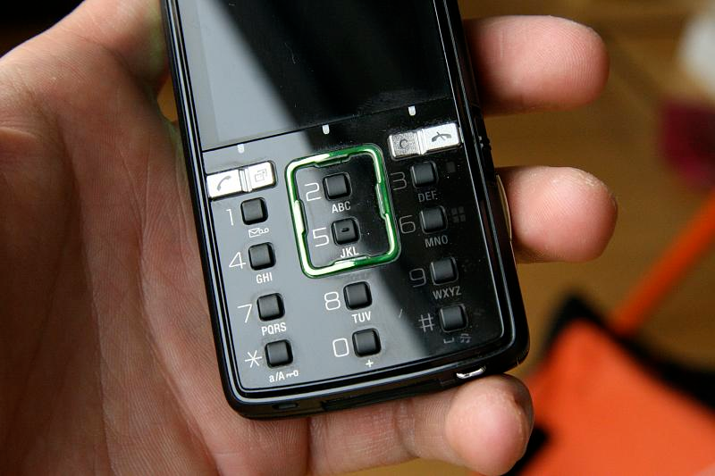 Illustration for article titled Lightning Review: Sony Ericsson K850i CyberShot Phone (Verdict: Almost Usable, But Not Quite)
